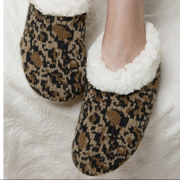 Plush Lined Cheetah Print Slippers - Picture 5 of 8